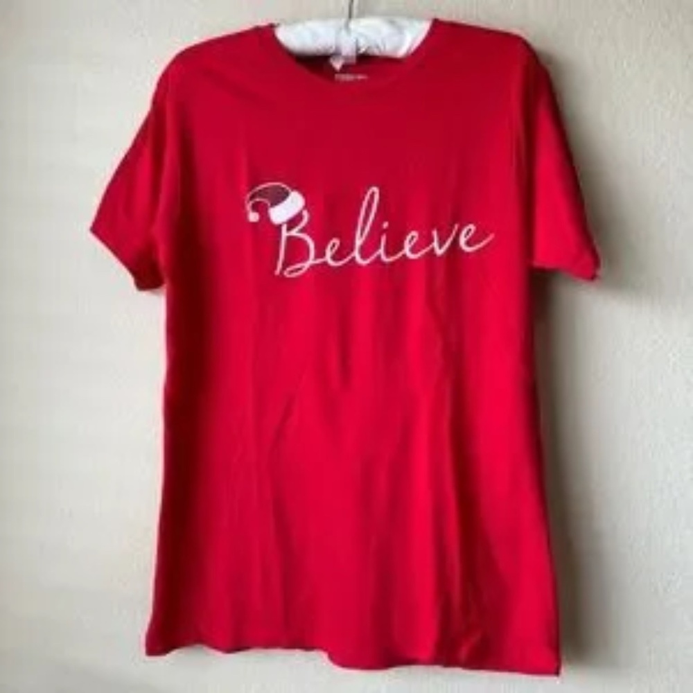 Believe T-shirt  Red  Santa Hat on the B Christmas Holiday  Winter Size Medium - Picture 3 of 13